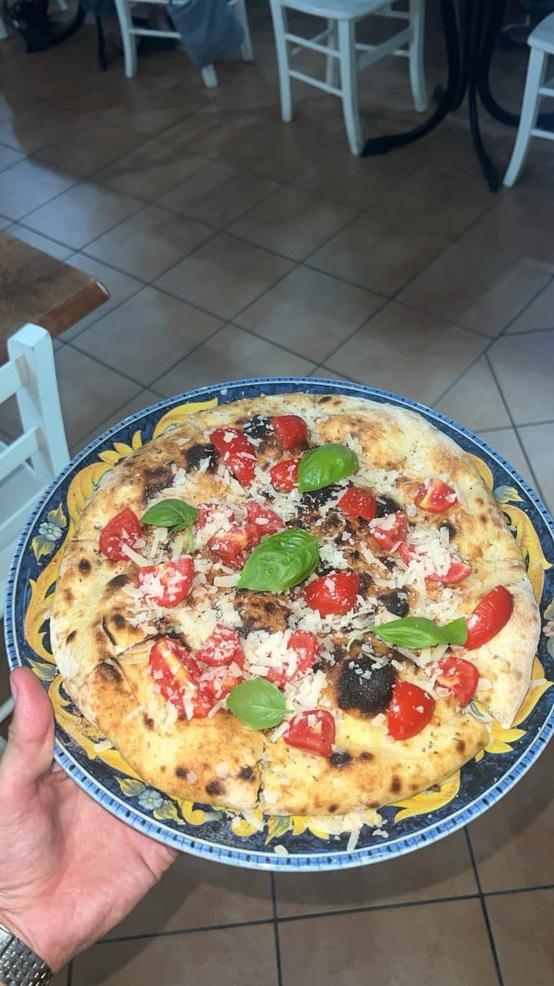 Pizza con pomodorini, basilico e scaglie di grana