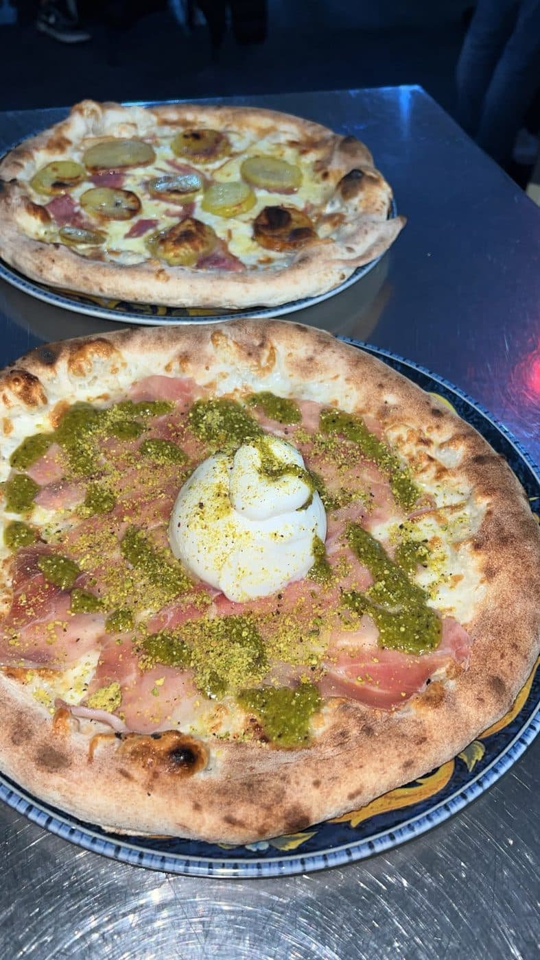 Pizza gourmet con bufala e pistacchio