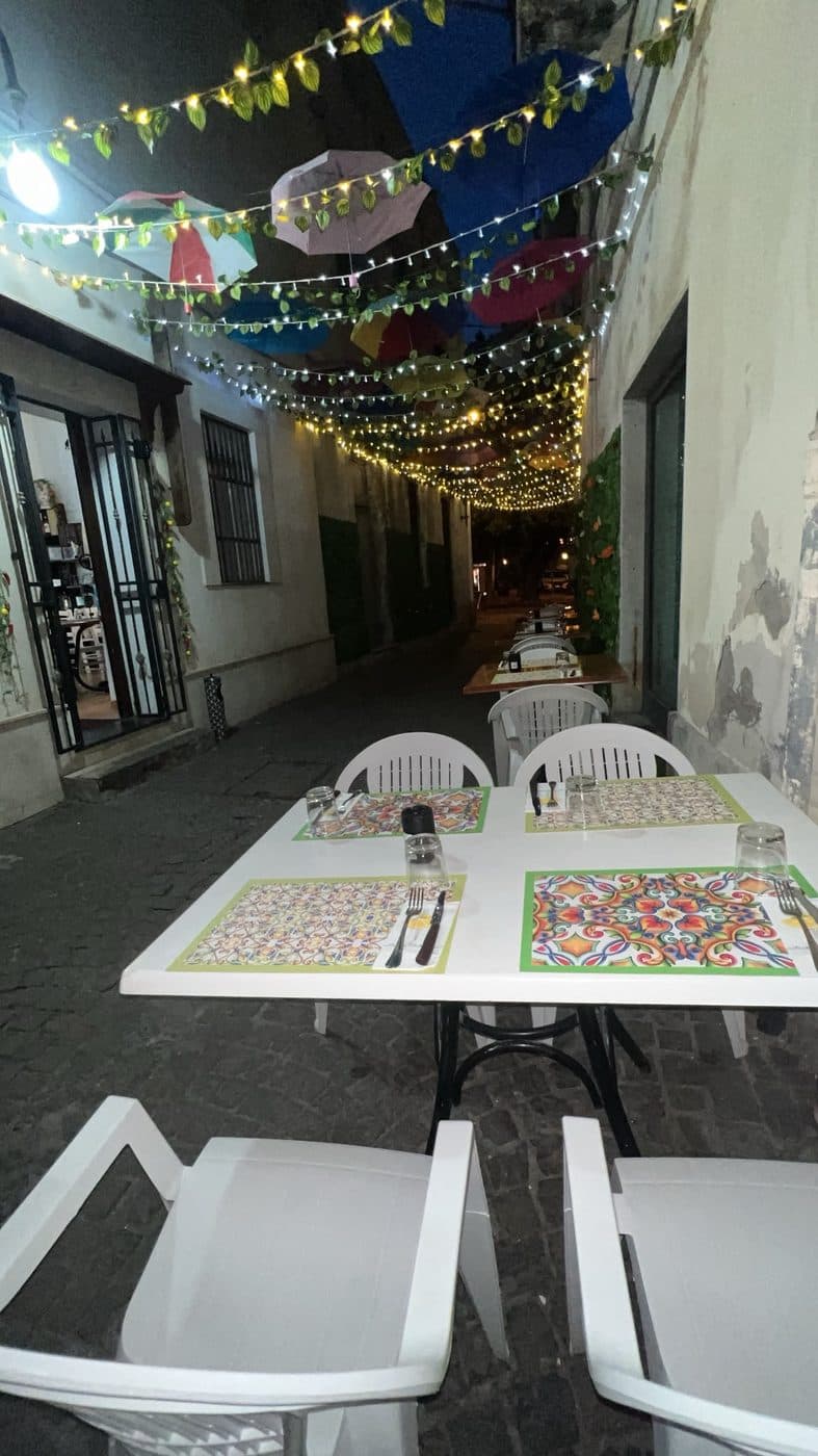 Il cortile de La Nuova Tavernetta di sera